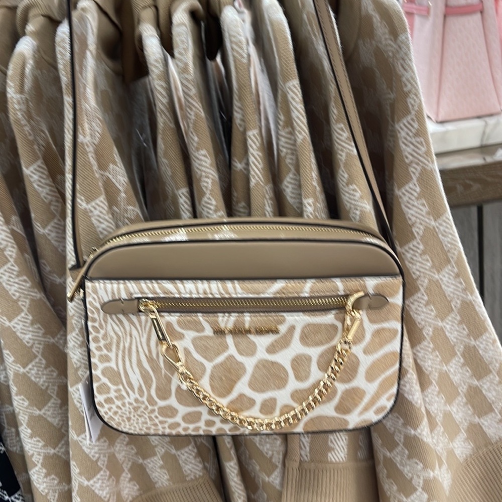 MICHAEL KORS JET SET LARGE EAST WEST ZIP POCKET CHAIN XBODY 
CAMEL
NWT - Picture 5 of 16
